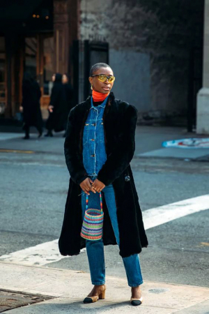 Base jeans, sobreposição, casaco preto, tudo usado junto ou separado. Este é o segredo da multiplicação de looks