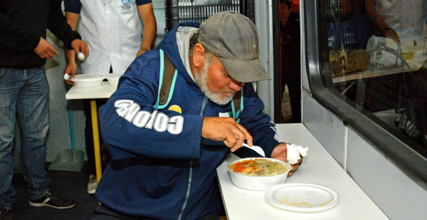 Projeto original previa multa para quem distribuísse comida sem autorização