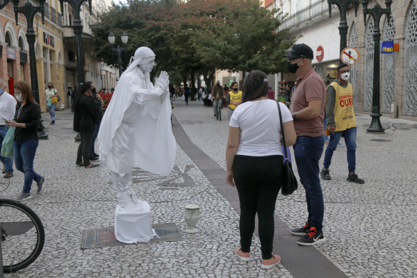 Artista de rua em Curitiba: setor foi um dos mais atingidos pela pandemia da Covid-19