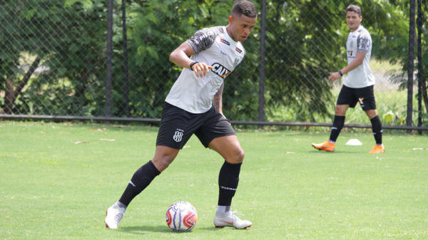 Atacante Marlyson em treina com a camisa da Ponte Preta: contratação por empréstimo até o final da temporada