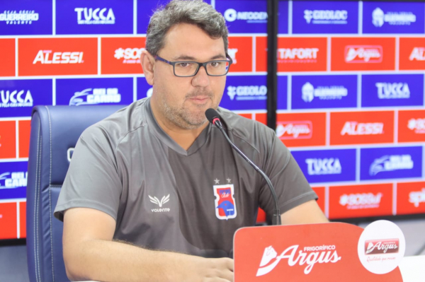O técnico Jorge Ferreira