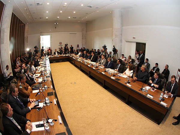 Ratinho Jr na reunião do secretariado