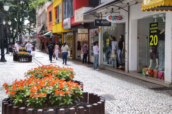 Em maio, comércio varejista teve queda 35,4% no faturamento