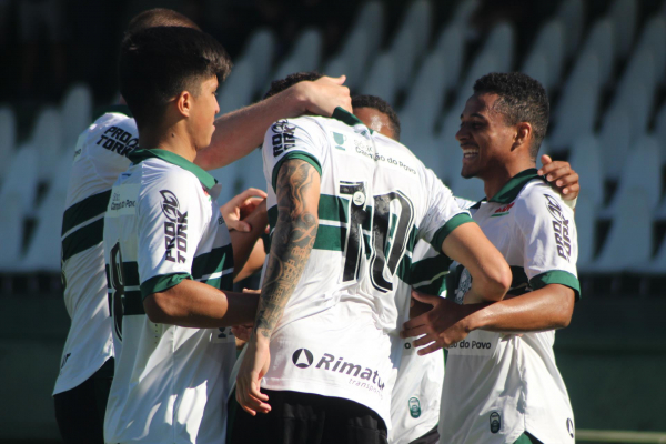 Jogadores do sub-20 comemoram gol no Couto Pereira