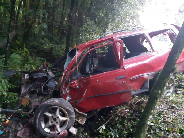 Tragédia na RMC: dois jovens mortos em colisão frontal com caminhão na madrugada