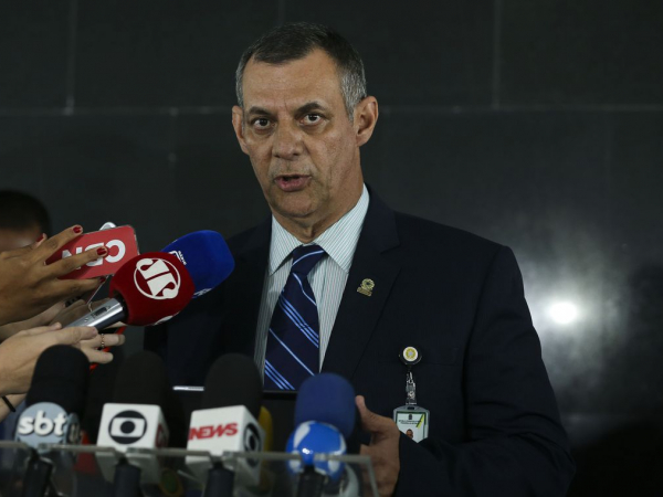 O porta-voz da Presidência da República, Otávio do Rêgo Barros, disse que durante a cirurgia não houve intercorrências nem necessidade de transfusão de sangue