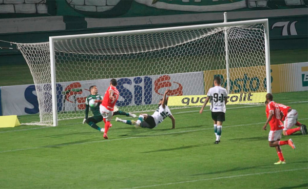 Wilson faz grane defesa em chute de William Pottker, do Inter: Coritiba trocou o goleiro para o jogo
