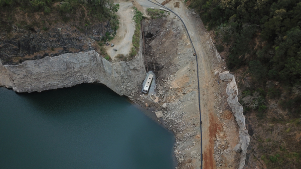 Com a baixa do nível na lagoa, ônibus apareceu