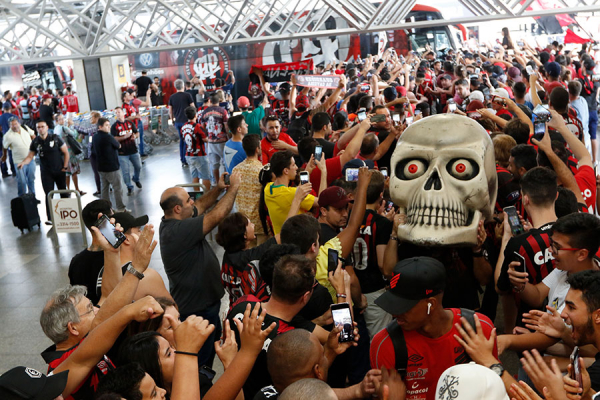 Torcedores recebem os jogadores do Athletico no Aeroporto Afonso Pena