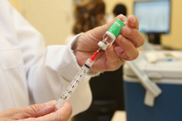 Avanço na vacinação é o principal fator de redução dos casos e mortes