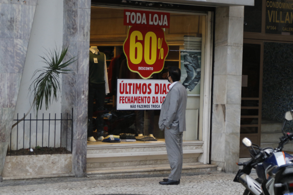 Loja liquida estoque antes de fechamento no Centro de Curitiba