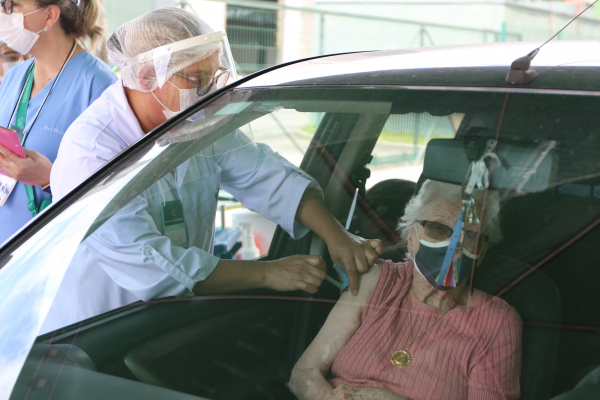 Nesta semana, idosos com 79 anos receberam a vacina em Curitiba nos drive thrus e postos montados