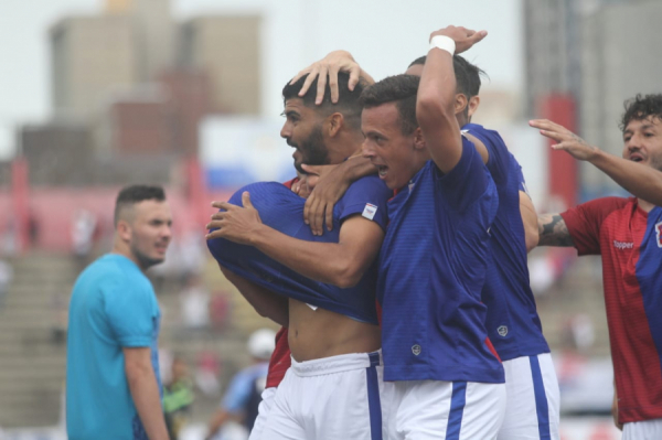Rodolfo comemora: foi do zagueiro os dois gols da vitória diante do Cascavel, por 2 a 1