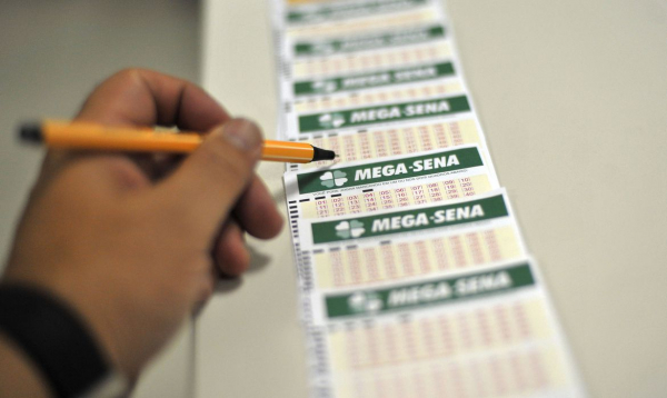Apostas podem ser feitas até as 19 horas, nas casas lotéricas credenciadas em todo o país ou pela internet, no site da Caixa Econômica Federal.