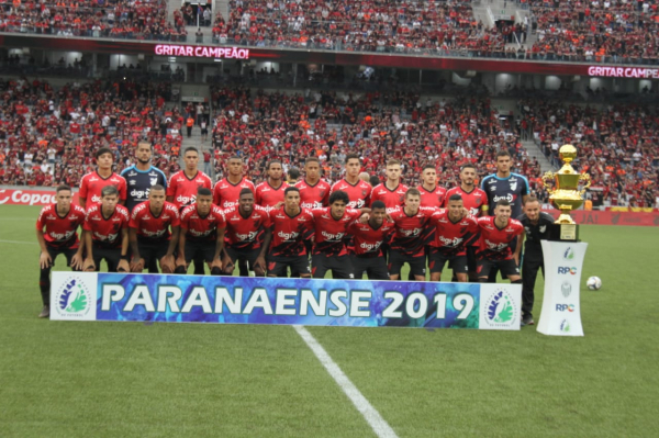O time de aspirantes do Athletico Paranaense, antes do jogo com o Toledo