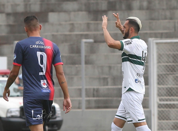 Rholdofo: autor do primeiro gol do Coritiba