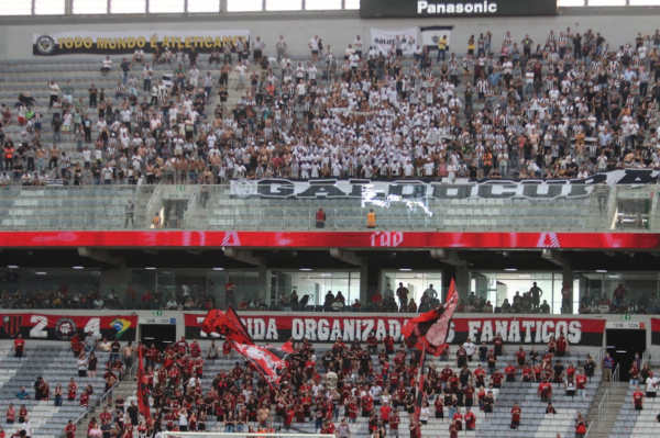Torcidas do Athletico e do Atlético na Arena da Baixada