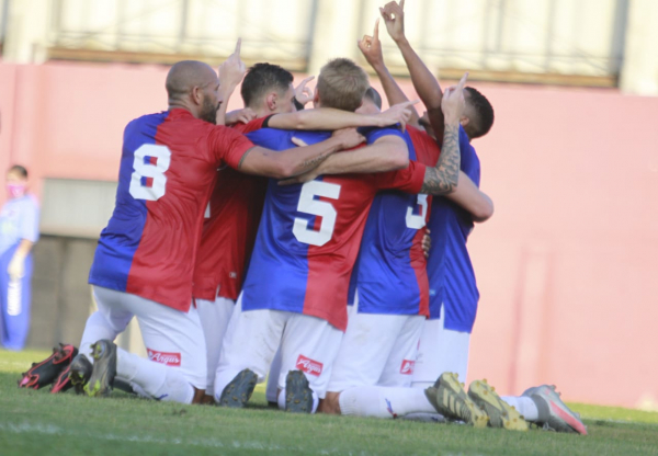 Jogadores do Paraná Clube comemoram gol