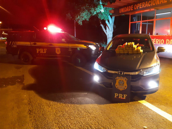 A droga e o carro apreendidos pela PRF