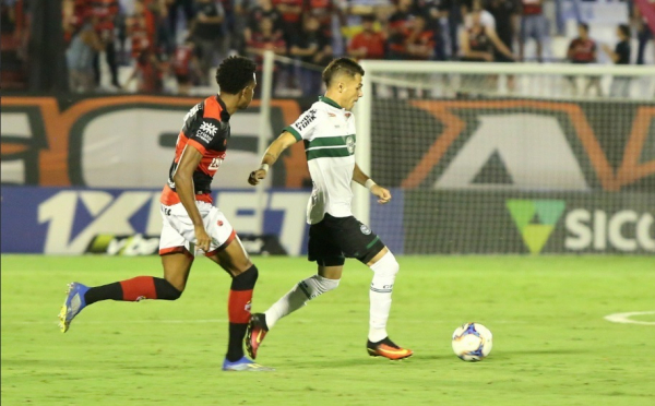 Welinton Junior enfrenta o Atlético-GO