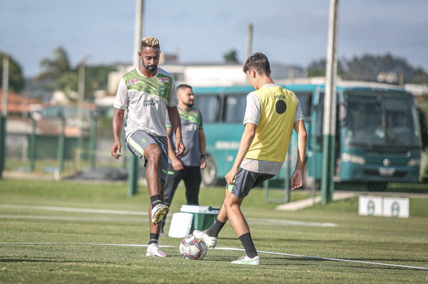 Wellington Carvalho: opção para a zaga