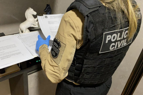 Foram apreendidos documentos, aparelhos de informática e celular