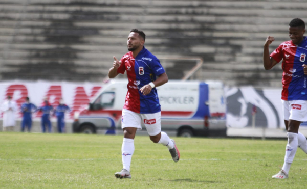 Elielton comemora gol contra o Maringá