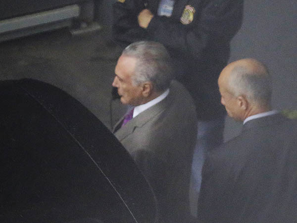 Temer, entre agentes da Polícia Federal