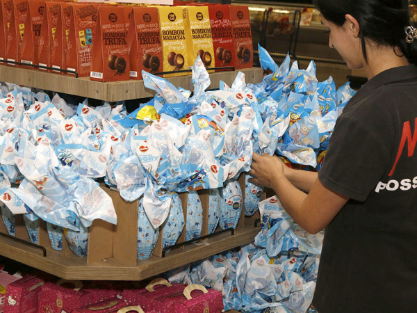 Ovos de chocolate já dividem espaço com os panetones