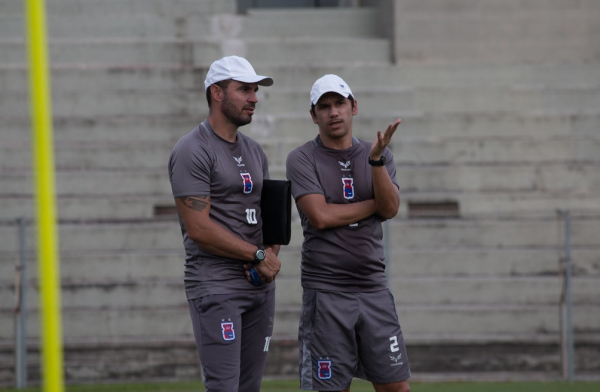 Allan Aal e o auxiliar Lúcio Flávio conversam durante treinamento do Paraná Clube