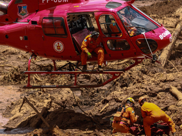 Policiais tentam resgate em Brumadinho
