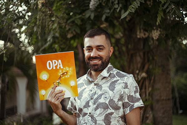 Opa é o primeiro livro escrito pelo ilustrador Adilson Farias