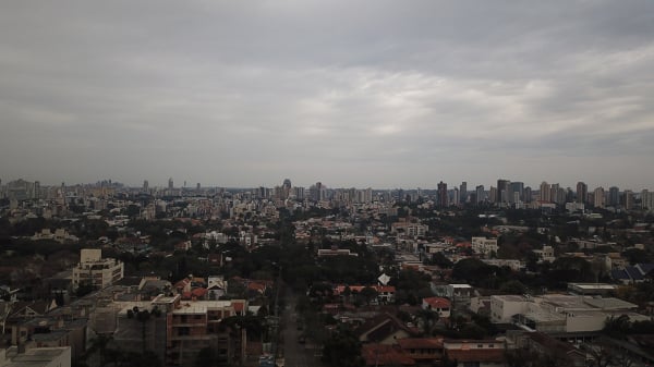 Céu escureceu na tarde de ontem, em Curitiba: chuva fraca durante a noite