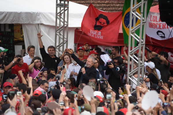 Lula: " Eles têm que saber que caráter e dignidade não é uma coisa que a gente compra em shopping center, em feira ou no bar"