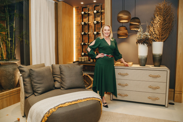 Projetado para receber bem, o living assinado por Angela Russi integra bem estar, conforto e estilo