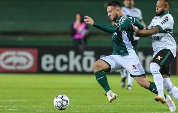 O meia Giovanni, do Goiás, enfrenta a marcação de Chiquinho, do Coritiba