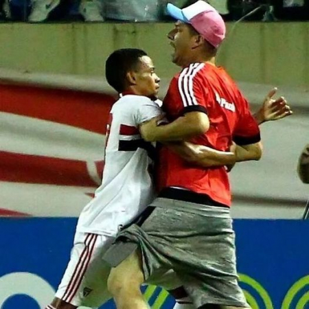 Torcedor que invadiu campo é contido por jogador do São Paulo