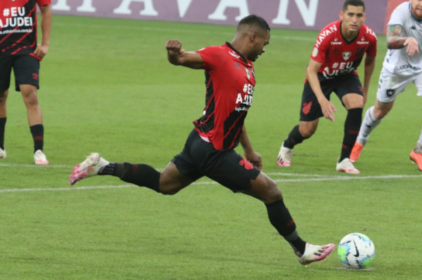 Nikão cobra pênalti contra o Botafogo, em 2020: única chance no Brasileirão 2020