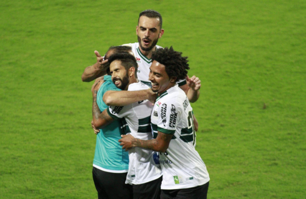 Jonathan comemora o gol com Rhodolfo e Osman