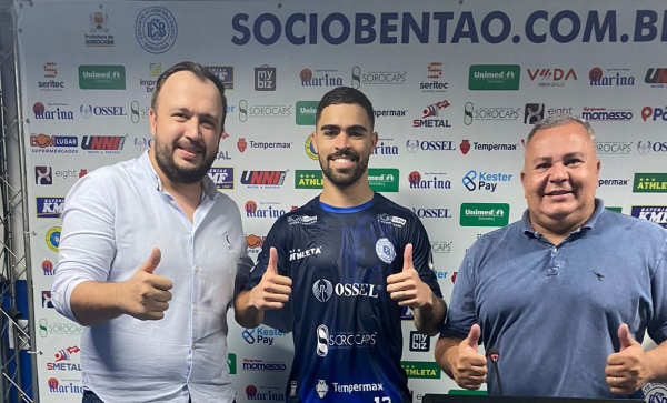 Douglas Araújo (ao centro) é apresentado pelo São Bento