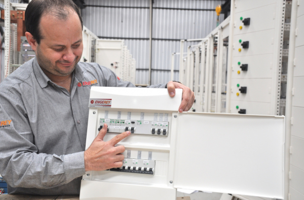 Engenheiro Eletricista Fábio Amaral mostra DR em quadro elétrico:"gambiarras" e acidentes com carregadores de celulares são comuns