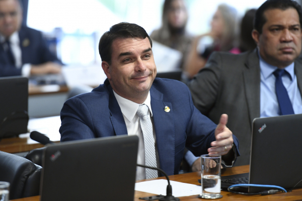 Flavio Bolsonaro (Repub): Só de Imposto de Transmissão de Bens Imóveis (ITBI), cuja alíquota no Distrito Federal é hoje de 3% sobre o valor da venda, foram R$ 179,1 mil