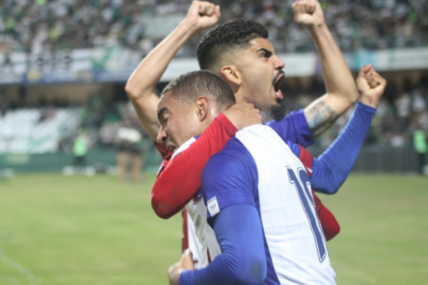 Comemoração no Paratiba: com virada heroica no Couto Pereira, elenco paranista salvou a cabeça de Matheus Costa e iniciou possível arrancada na Série B