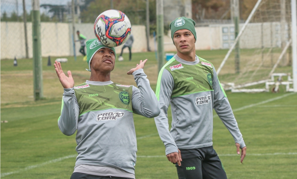 O lateral-direito Igor (à direita): ele pertence ao Juventude