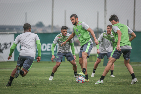 Robinho e Castán: veteranos em alta