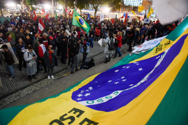 Protesto em frente ao prédio histórico da UFPR na praça Santos Andrade, em Curitiba: mobilização contra cortes de verbas para a educação