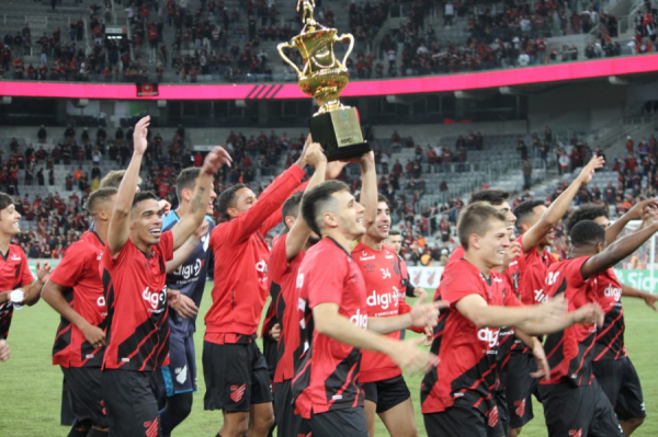 Jogadores do Athletico comemoram o título da Taça Krüger, no Atletiba de 10 de abril