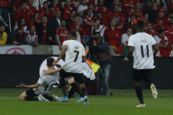 Cittadini comemora o primeiro gol do Athletico na partida