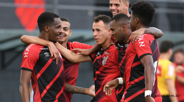Juniores do Athletico comemoram gol