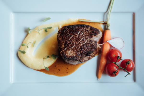Mignon com Demi Glace, Purê de Batata Salsa e Mini Legumes.